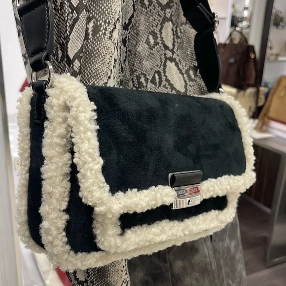 MICHAEL KORS Bradshaw Medium Suede and Faux Shearling Messenger Bag
Black
NWT - Picture 15 of 16